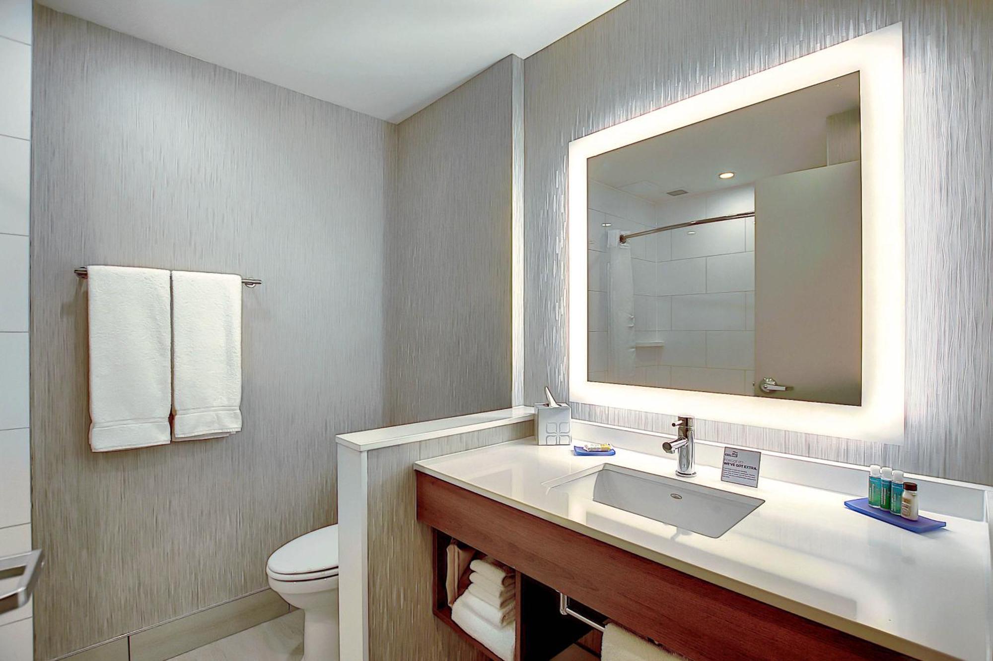 Holiday Inn Express & Suites - Calgary Airport Trail Ne By Ihg Extérieur photo